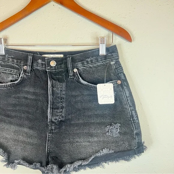 Free People Lasso Women’s Short Highest Rise Ripped Black Denim Shorts Sz 29 NEW